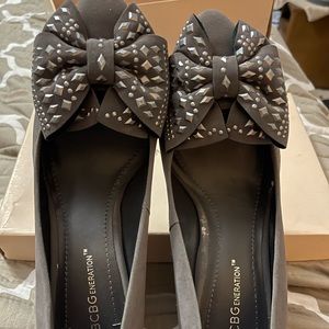 Gray wedge heel shoe